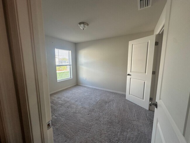 Building Photo - Beautiful 2 Bedroom 2 Bath