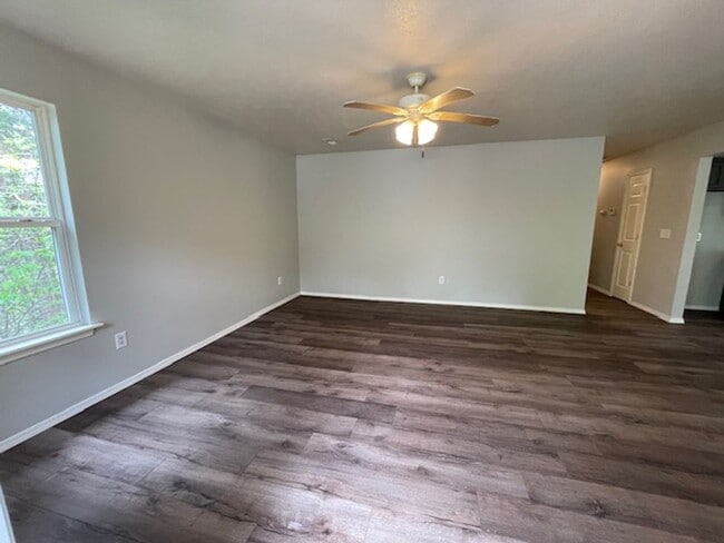 Building Photo - 3 Bedroom Home in Merriam Woods!