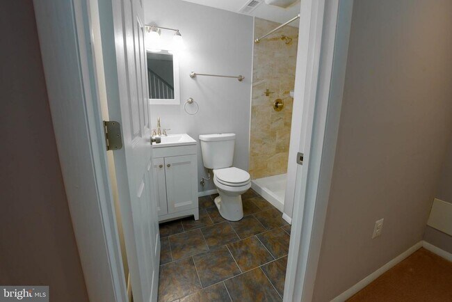 Building Photo - 1025 Commanders Way N