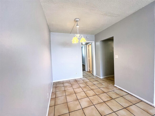 Building Photo - 625 Antioch Ave