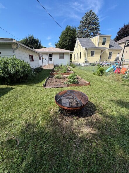 Building Photo - 2098 Sherwood Ave