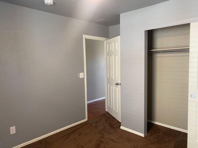 Building Photo - Charming, 3 story, 4 bed/3 bath on Corner Lot!