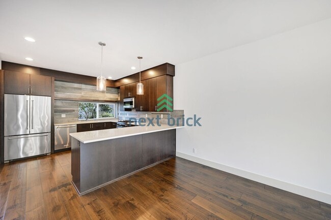 Building Photo - 3 BED & 2 BATH TOWNHOUSE FOR RENT