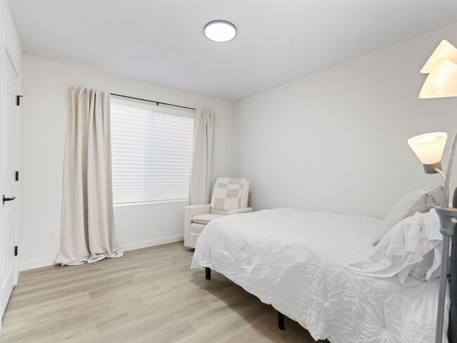 Building Photo - Light-Filled w/ Modern Finishes - 3?Bed / ...