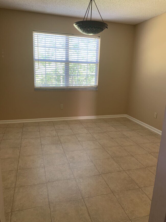 Building Photo - 2015 Oriole Way