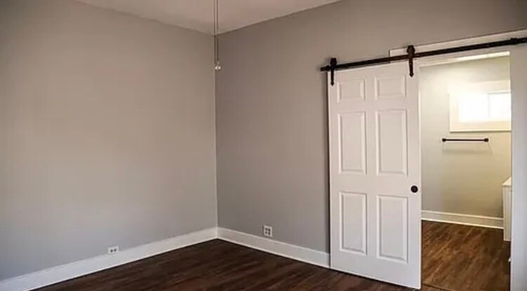 Master bedroom - 515 W Agarita Ave