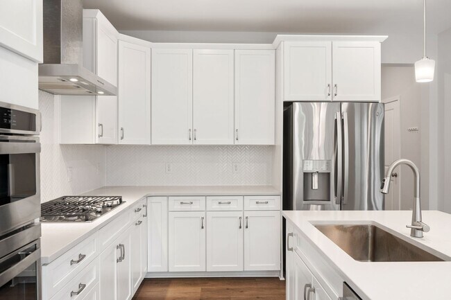 Building Photo - Stunning and spacious end-unit townhome in North Raleigh!