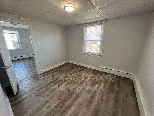 Building Photo - 513 Center St