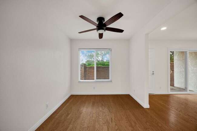 Building Photo - Newly updated 3 bed / 1.5 bath townhome in the desirable Sherwood Village