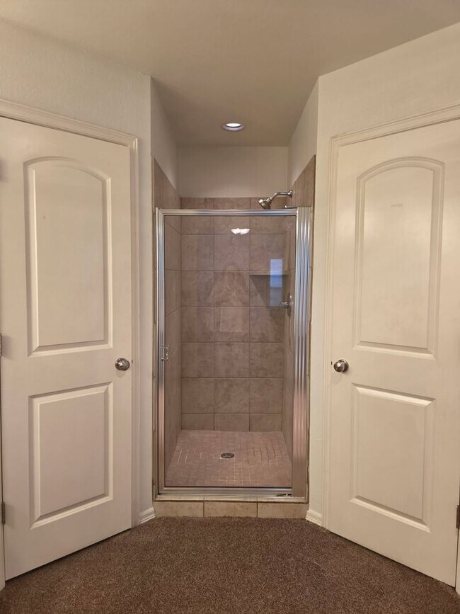Building Photo - Come make this lovely 4 bedroom 2 bath, 2+...