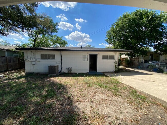Building Photo - 3BED/2BATH HOUSE FOR RENT AVAILABLE NOW! *...