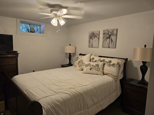 Queen size bed with comfy mattress - 4946 Saint Pauls Church Rd