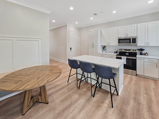 Building Photo - 996 Beach Blvd W