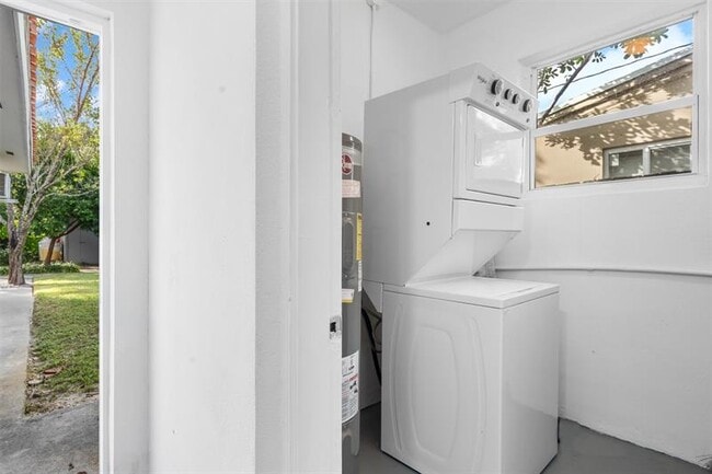 Building Photo - 1409 NE 2nd Ave