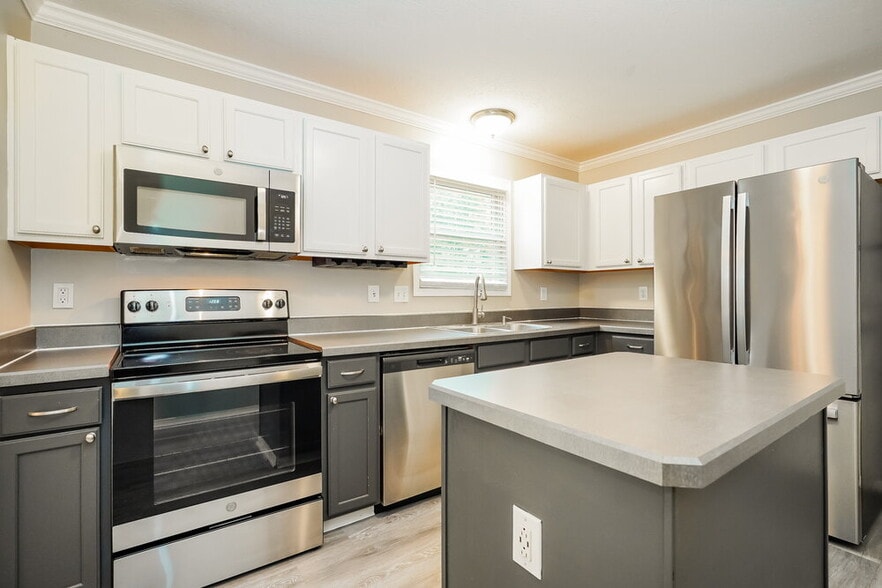 Building Photo - 5525 Boucher Dr
