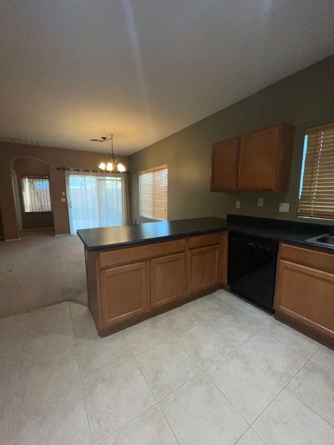 Building Photo - READY TO VIEW NOW! Spacious 3 Bed 2 Bath Home in Surprise Farms!