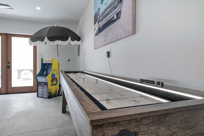 Building Photo - 30 W Castillo Dr