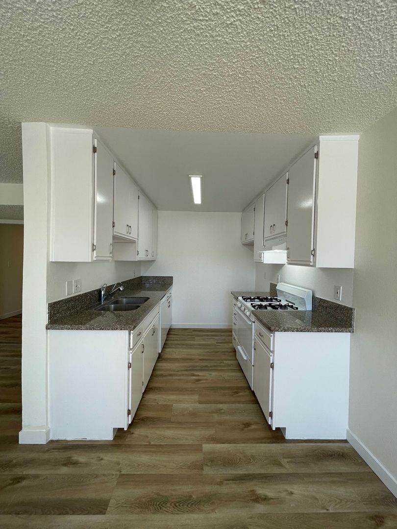 Building Photo - 221 W Elm Ave