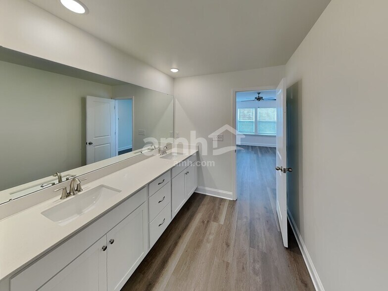Building Photo - 6035 Rosemore Ln