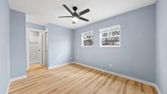 Building Photo - 1112 Village Green Dr