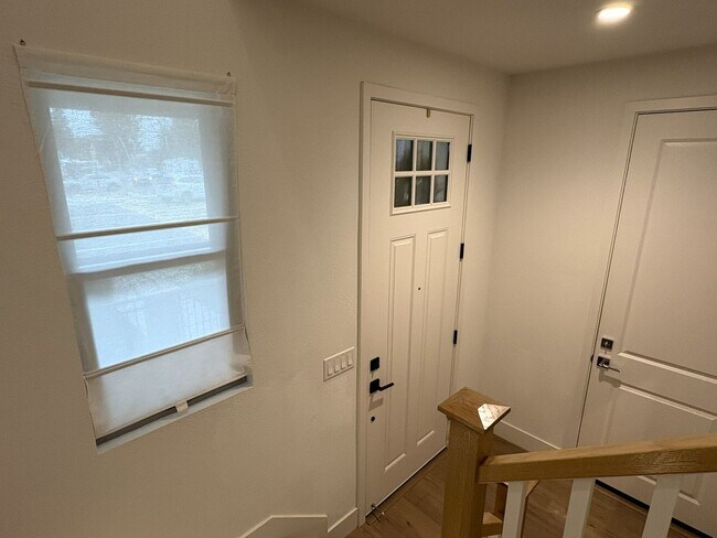 Building Photo - Modern 3BR/3BA Townhome in Prime Mountain View Location