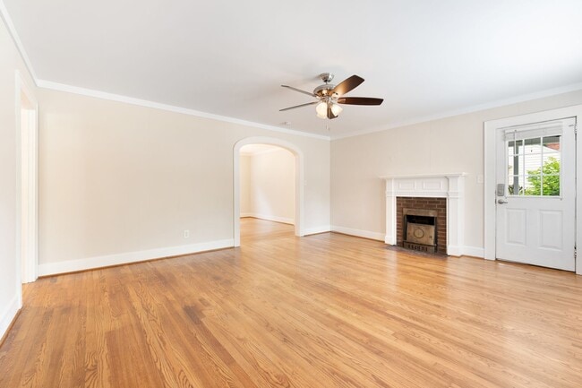 Building Photo - Available now! Lovely 3 bed/1 bath Home in...