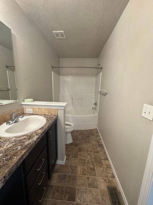 Building Photo - MOVE IN TODAY! Single level floorplan in d...