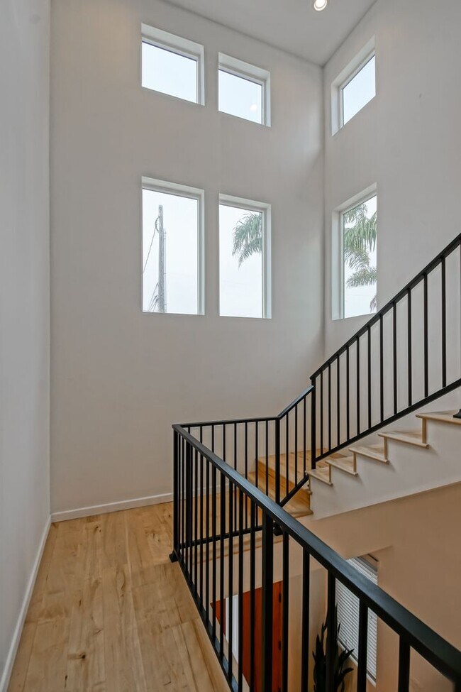 Building Photo - Custom, Modern & Spacious Tri-Level Home w...