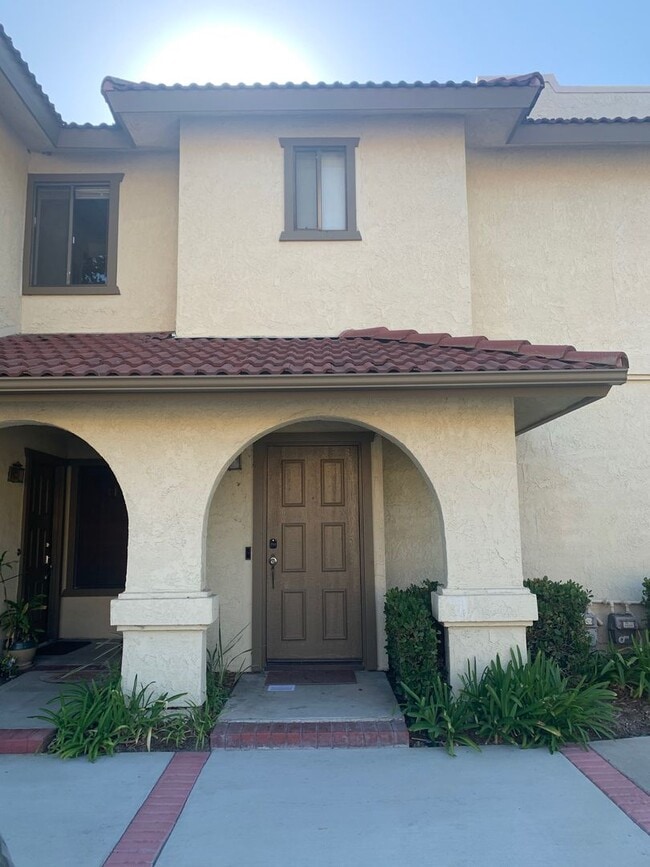 Building Photo - Spacious Lake Forest condo available 09/05...