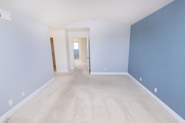 Building Photo - Beautiful 2 bed 2.5 bath condo available n...