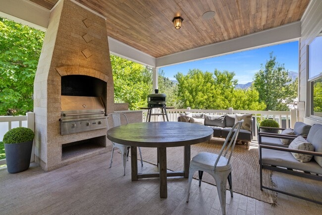 Building Photo - 5976 Woodshire Ln