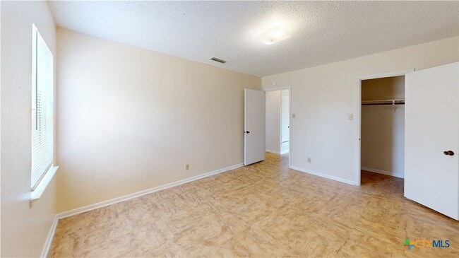 Building Photo - 402 Skyline Ave