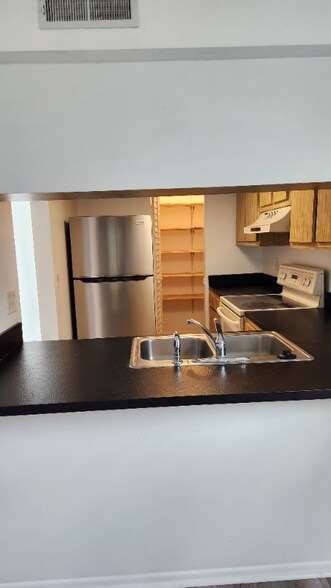 Building Photo - 420 Breakwater Dr