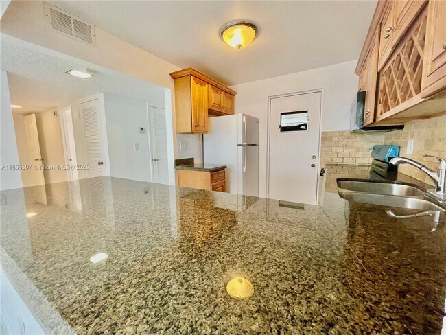 Building Photo - 2320 S Cypress Bend Dr