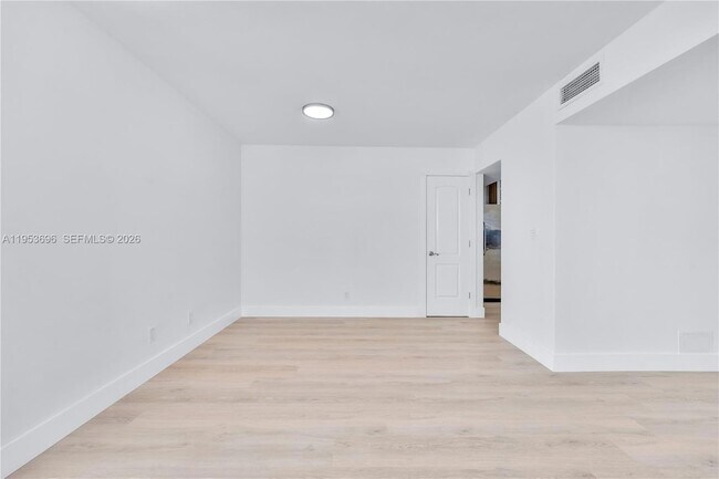 Building Photo - 9500 W Bay Harbor Dr