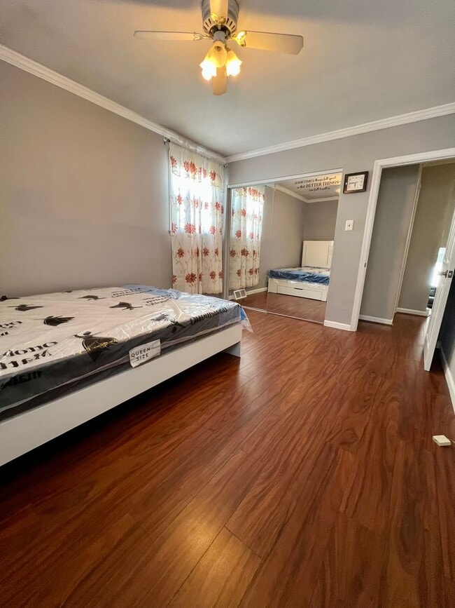 Building Photo - Gorgeous 4-Bedroom Townhome with One-Car Garage! Available NOW!