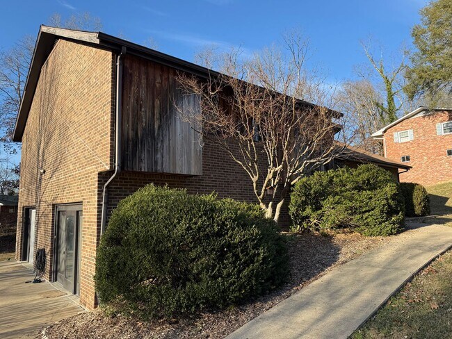 Building Photo - 3 Bedroom 3 Bathroom Home in Kingsport, TN