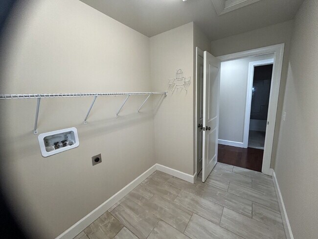 Building Photo - "Charming 3-Bed Condo in Cookeville with G...