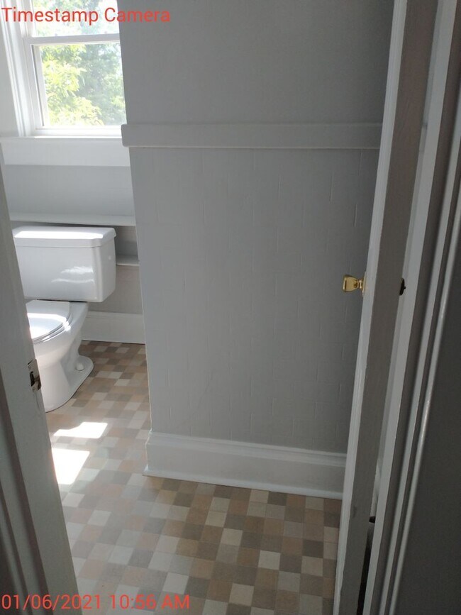 Building Photo - 2027-2028 9 bedroom / 4.5 baths  School Year Location PERFECT for students, in the heart of the UVA