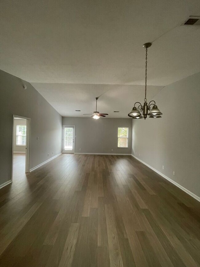 Building Photo - 2 bed, 2 bath, 2 car garage, ranch style t...