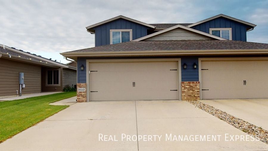 Building Photo - 3 Bedroom 1.5 Bathroom Townhome w/ Double Stall Attached Garage on the West side of Sioux Falls
