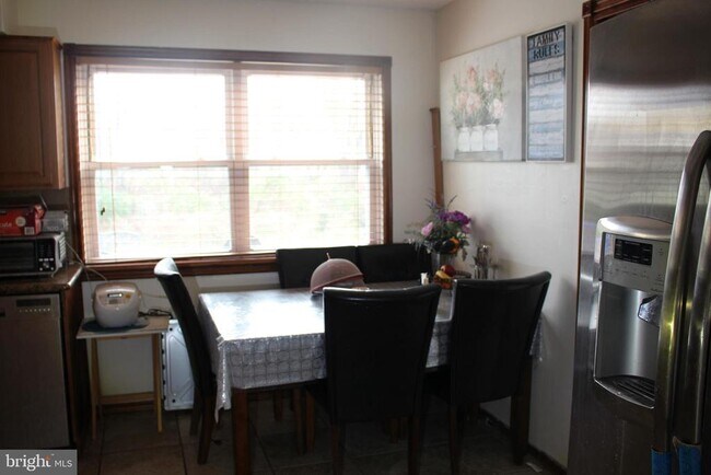 Building Photo - 219 Meadow Dr