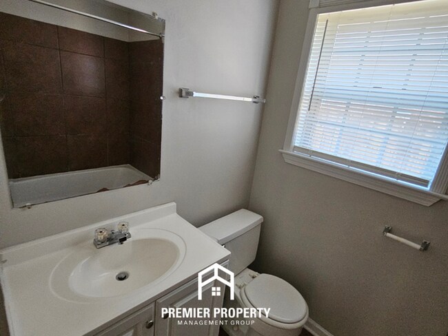 Building Photo - 4BR Memphis Home w/ Brick Fireplace, Formal Dining & Fenced Yard