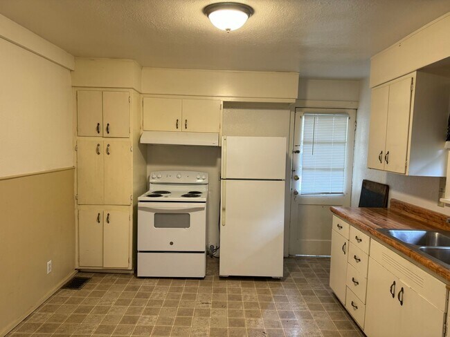 Building Photo - Large 4 bedroom, 1.5 bathroom farm house on River Rd!