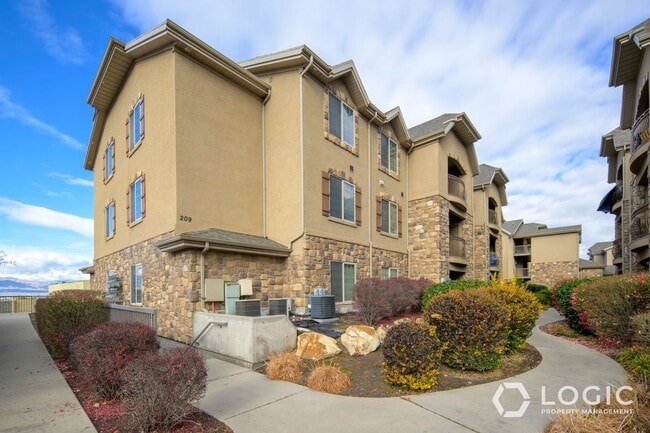 Primary Photo - Stunning Top Floor Condo in Great Location!