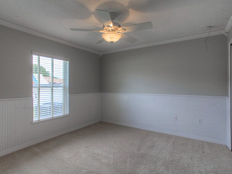 Building Photo - 744 Westcliffe Dr