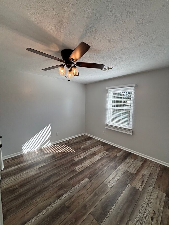 Building Photo - 3 Bedroom Home with Modern Updates & Small town Serenity!