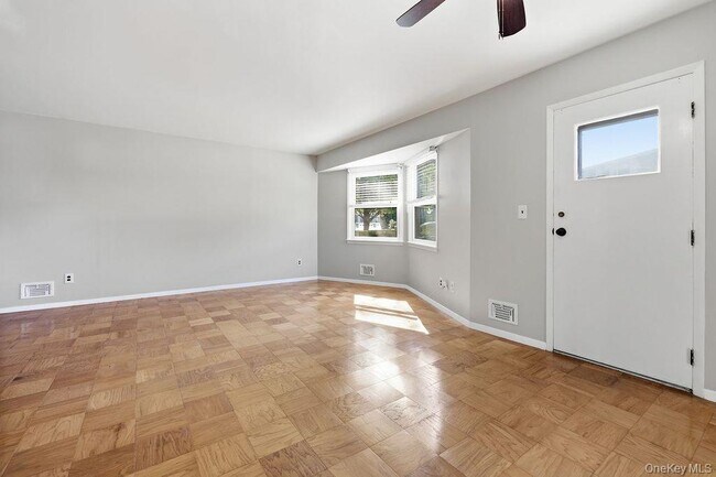Building Photo - 16 D Essex Pl