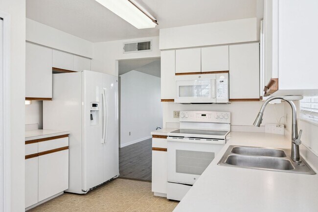 Building Photo - Ground Floor 2 Bed / 2 Bath with New Flooring