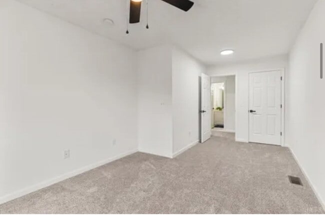 Building Photo - 3 Bedroom 2 Full Bath townhome in a Cul-de...